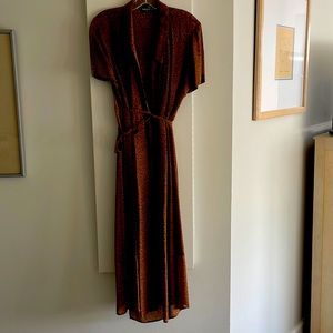 Dress with tie at the waist